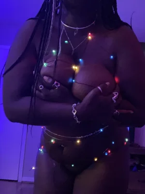 Curvy Chokolate woman with an incredibly tight pussy