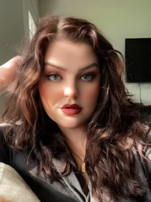 Nerdy, Curvy and Ready to Chat