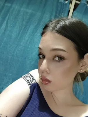 Chica dulce y divertida lista para charlar.