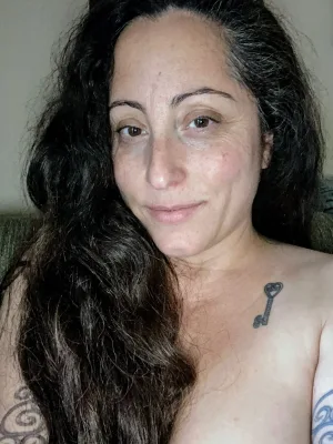 I\'m a naughty woman looking to play with great conversation.